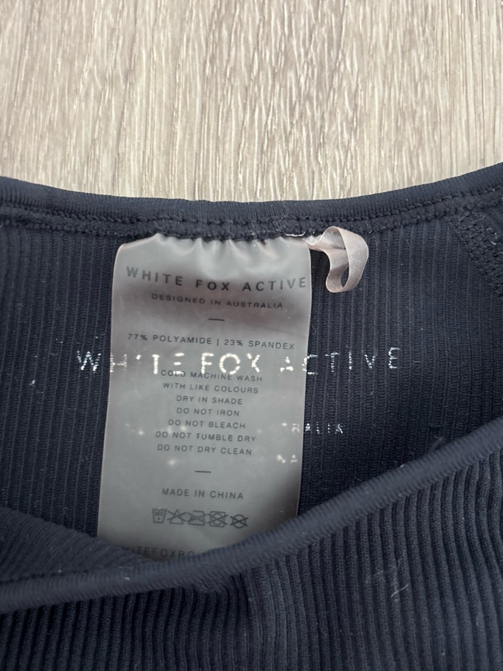 White fox Black long sleeve crop top size XS - Picture 5 of 5